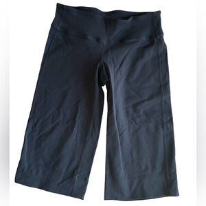 Lululemon women’s Black Cropped Yoga capris/Shorts bottoms Size 4 Elastic Waist
